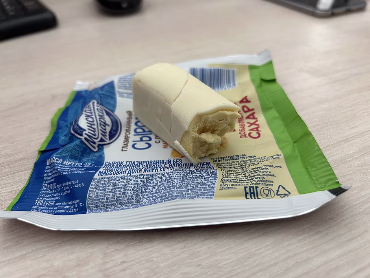 Сырок творожный Минская марка Манго-апельсин-имбирь (надкусан)