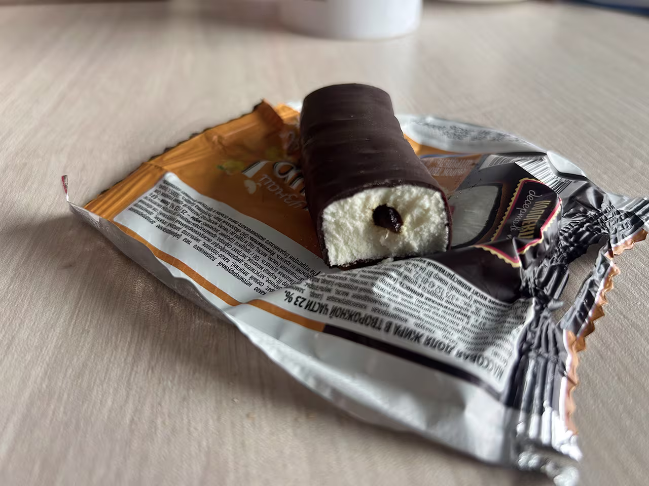 Сырок творожный Узнай мир! Яблочный штрудель (надкусан)